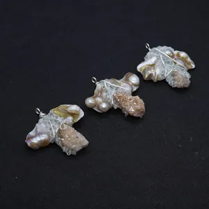 Détail de pendentifs en perles baroques et grappes de cristaux avec fil d'argent pour bijoux