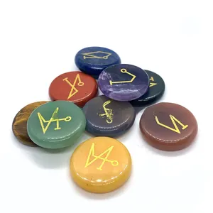 Dettaglio di pietre naturali lucide con simboli di energia reiki incisi in oro