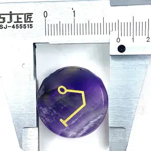 Macro di pietra ametista da 20mm con simbolo dell'arcangelo dorato inciso a mano
