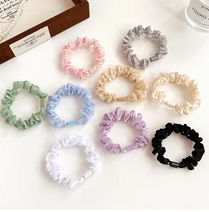 Vue détaillée de 9 chouchous en soie colorés avec strass brillants et plis