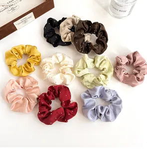 Détails de dix chouchous en satin colorés avec des embellissements en strass brillants