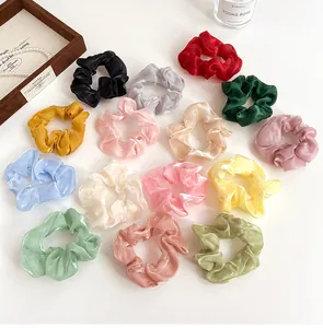 Chouchous colorés en organza en 15 nuances nacrées présentés avec décoration chic