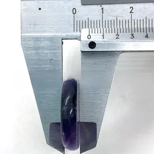 Dettaglio della misurazione di 8mm di spessore dell'anello in ametista viola naturale con calibro