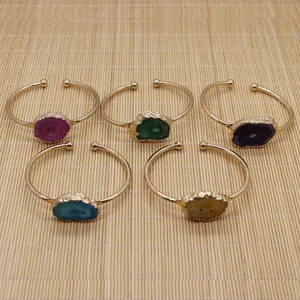 Detalle de pulseras ajustables bañadas en oro con incrustaciones de piedras geodas naturales