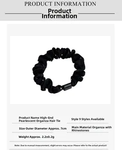 Détail d'un chouchou en organza noir de 7cm avec strass montrant la texture légère de 2,2g