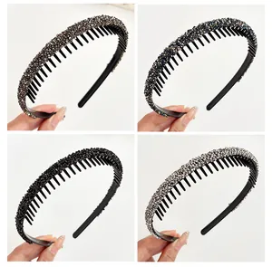 Detail of non-slip headband with teeth and sparkling rhinestones in four elegant colors