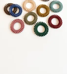 Vue détaillée d'un ensemble d'élastiques spirale mats en résine haute élasticité