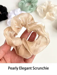 Gros plan détaillé des chouchous en satin perlé champagne à la texture soyeuse