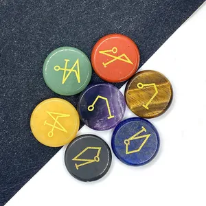 Set di 7 pietre naturali chakra con sigilli dorati incisi su cristalli tondi lucidi