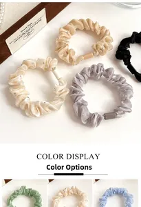 Gros plan de chouchous en satin élégants avec perles multicolores pour la coiffure