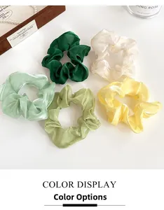 Détail de chouchous en organza multicolores avec une texture nacrée élégante