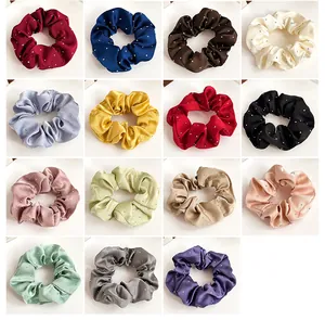 Grille de 15 chouchous colorés en strass dans divers tissus satinés vibrants