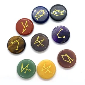 Set di 9 pietre naturali lucide con simboli dorati di astrologia e reiki