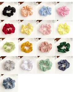 Grille détaillée montrant 17 couleurs de chouchous en organza nacré élastique