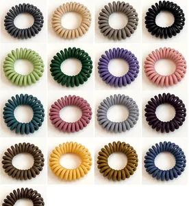 Vue détaillée montrant 17 couleurs mates d'élastiques à cheveux en spirale de téléphone