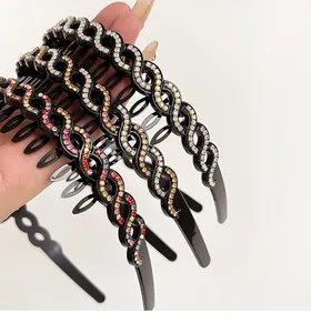 Détail d'un serre-tête à strass double couche avec pinces pour tresses