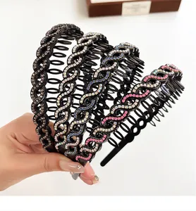 Détail de serre-têtes ondulés avec strass et dents antidérapantes en plusieurs couleurs