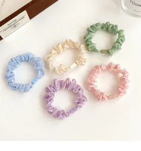 Détail du lot de 5 chouchous en organza couleurs pastel avec paillettes argentées
