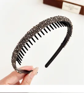 Macro shot of non-slip headband featuring dark grey rhinestones and integrated fine teeth