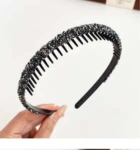 Detail of non-slip headband with teeth and sparkling navy blue rhinestones for women