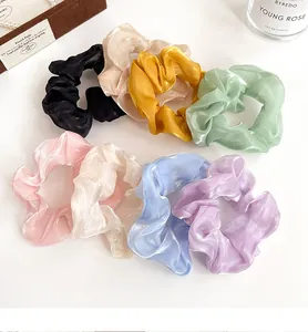 Détail de chouchous en satin multicolores avec 8 élastiques à cheveux élégants et nacrés