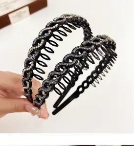 Détail d'un serre-tête ondulé en strass avec dents antidérapantes et cristaux colorés