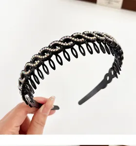 Détail d'un serre-tête noir antidérapant avec strass brillants et picots de maintien internes
