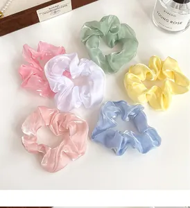 Détail de six chouchous colorés en organza nacré aux tons doux de macaron