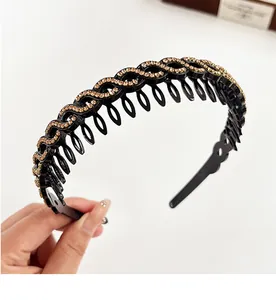 Détail du serre-tête antidérapant avec strass ambrés et dents de peigne intégrées