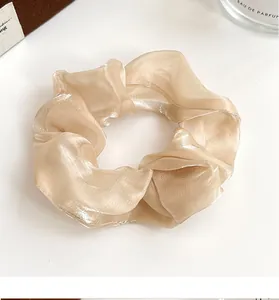 Détail de l'élastique en organza champagne avec un élégant éclat nacré raffiné