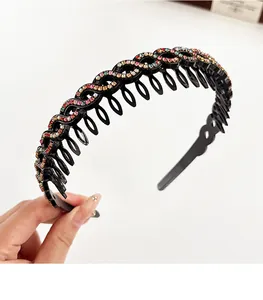 Détail du serre-tête antidérapant avec strass colorés et dents de peigne intérieures
