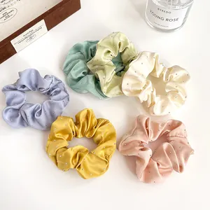 Lot de cinq chouchous en satin avec strass en violet, vert et jaune pastel élégants