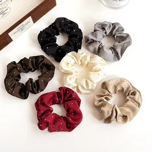 Lot de six chouchous élégants avec strass en couleurs variées pour coiffures chic