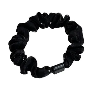 Chouchou en tissu noir avec perles argentées et haute élasticité pour queue de cheval