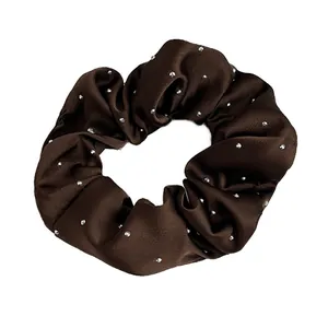 Chouchou élégant en satin marron foncé avec perles pour la coiffure féminine