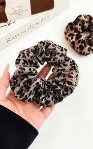 Primer plano de coletero con estampado de leopardo en gasa suave de alta elasticidad