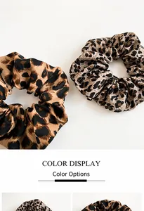 Detalle de coleteros de satén con estampado de leopardo en marrón y beige con pliegues