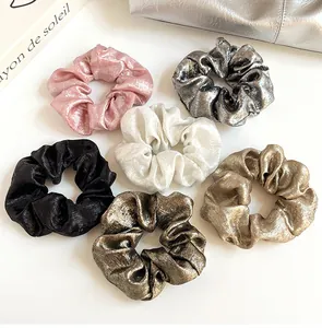 Lot de six chouchous en tissu métallique aux couleurs élégantes avec une texture plissée