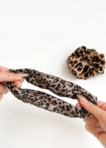 Detalle de coleteros de satén con estampado de leopardo y alta elasticidad para el pelo