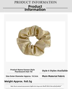 Détail d'un chouchou en tissu rayé nacré de 10,5 cm de diamètre avec texture soyeuse