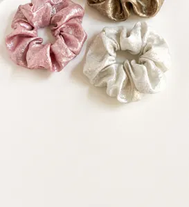 Lot de trois chouchous en tissu métallique brillant en coloris rose, blanc et brun