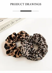 Primer plano detallado de dos coleteros vintage con estampado de leopardo y textura elegante