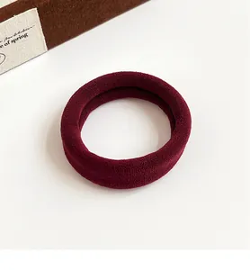 Gros plan d'un chouchou épais bordeaux avec une texture de serviette sans couture
