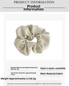 Vue détaillée du chouchou champagne en soie brillante avec mesure de diamètre de 11cm