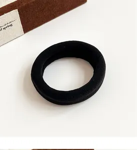 Gros plan sur un élastique noir épais avec une texture en tissu éponge sans couture