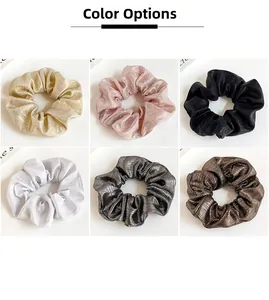 Sélection de couleurs de chouchous brillants montrant six options de tissus métallisés