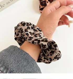 Detalle macro de un coletero vintage con estampado de leopardo en tela suave