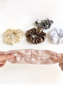 Détail de chouchous nacrés à haute élasticité montrant la texture et l'extensibilité