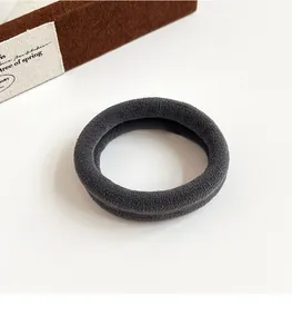 Détail d'un élastique à cheveux gris foncé épais sans couture à texture tricotée élastique