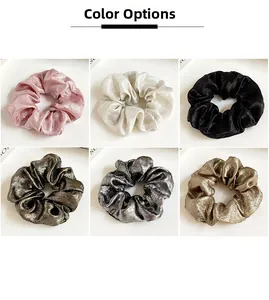 Vue détaillée de six chouchous métalliques en rose, blanc, noir, doré et nuances de gris